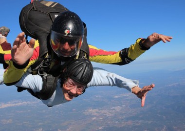 Saut en parachute à plus de 80 ans... c'est possible... et c'est bien ! Actualité - Atlas Parachutisme